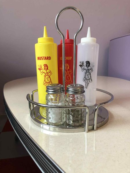 Dinersett komplett med Ketchup & Sennep, Dressing flaske og Salt & Pepper b&oslash;sser