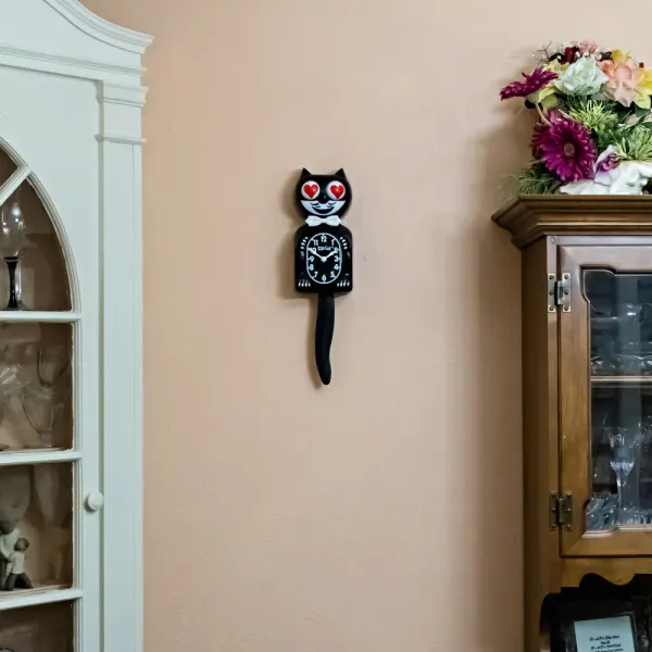 Kit-Cat klokke Classic Black Heart Eyes