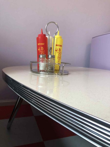 Dinersett komplett med Ketchup & Sennep, Dressing flaske og Salt & Pepper b&oslash;sser